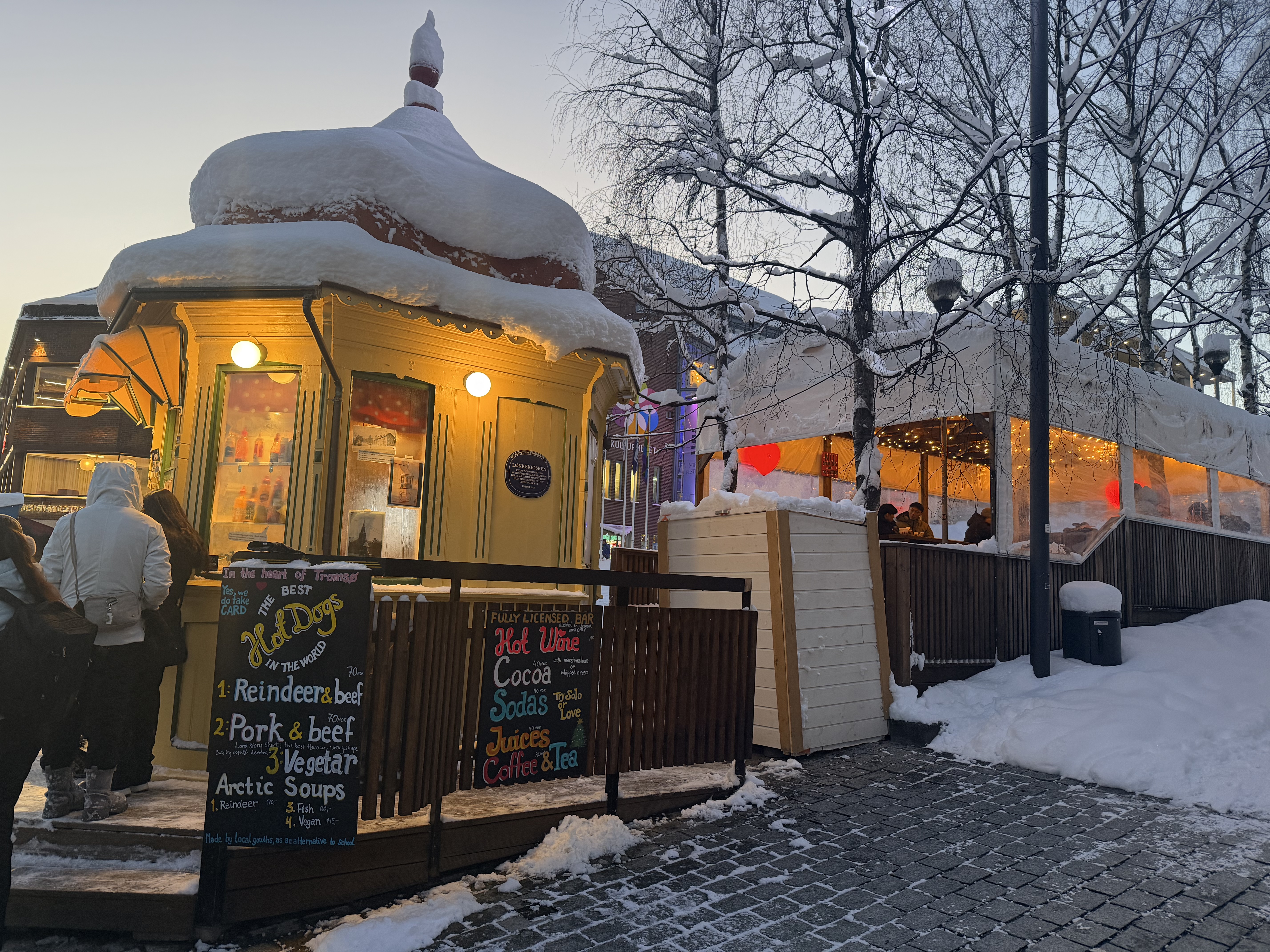 Raketten hot-dog kiosk in the snow